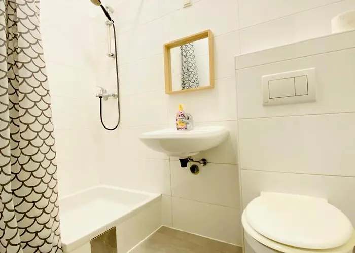 Budget Private In 8-bedroom With Terrace Відень